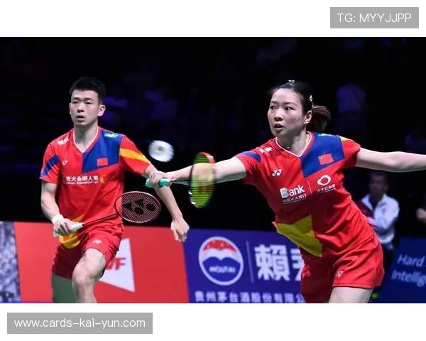 羽毛球运动员被球砸脸仍坚挺，展现不屈的竞技精神